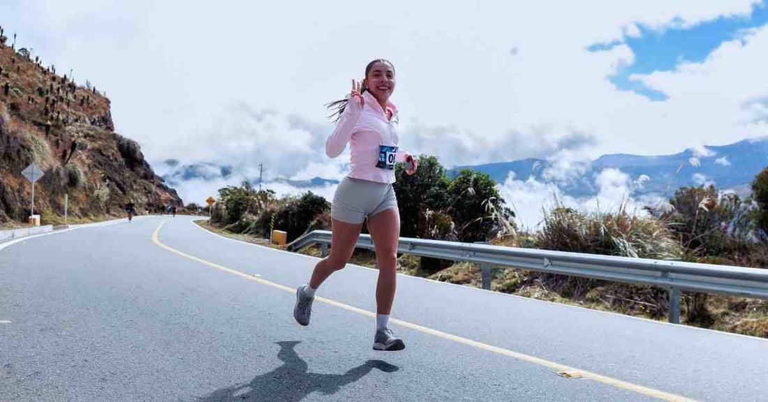femme courant sur route avec short running anti frottement entraînement endurance