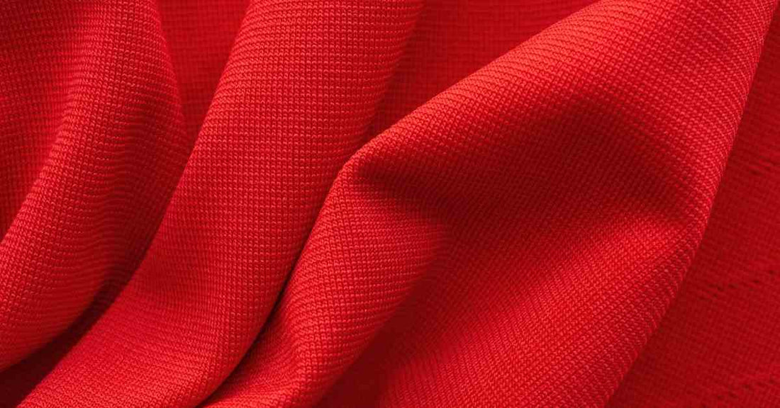 Polyester, polyamide, élasthanne… Le choix du tissu influence directement votre confort et vos performances. Découvrez quelles fibres privilégier selon votre sport.