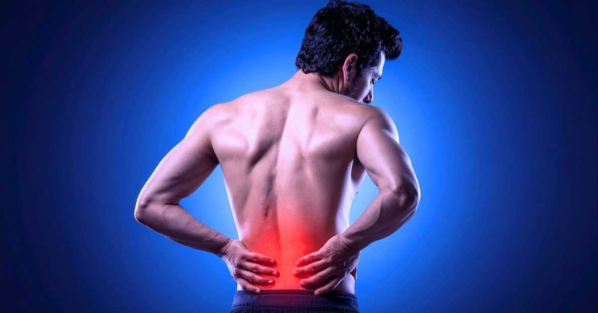 Homme sportif tenant le bas du dos après une course à pied, illustration de douleur lombaire en running et lombalgie après footing
