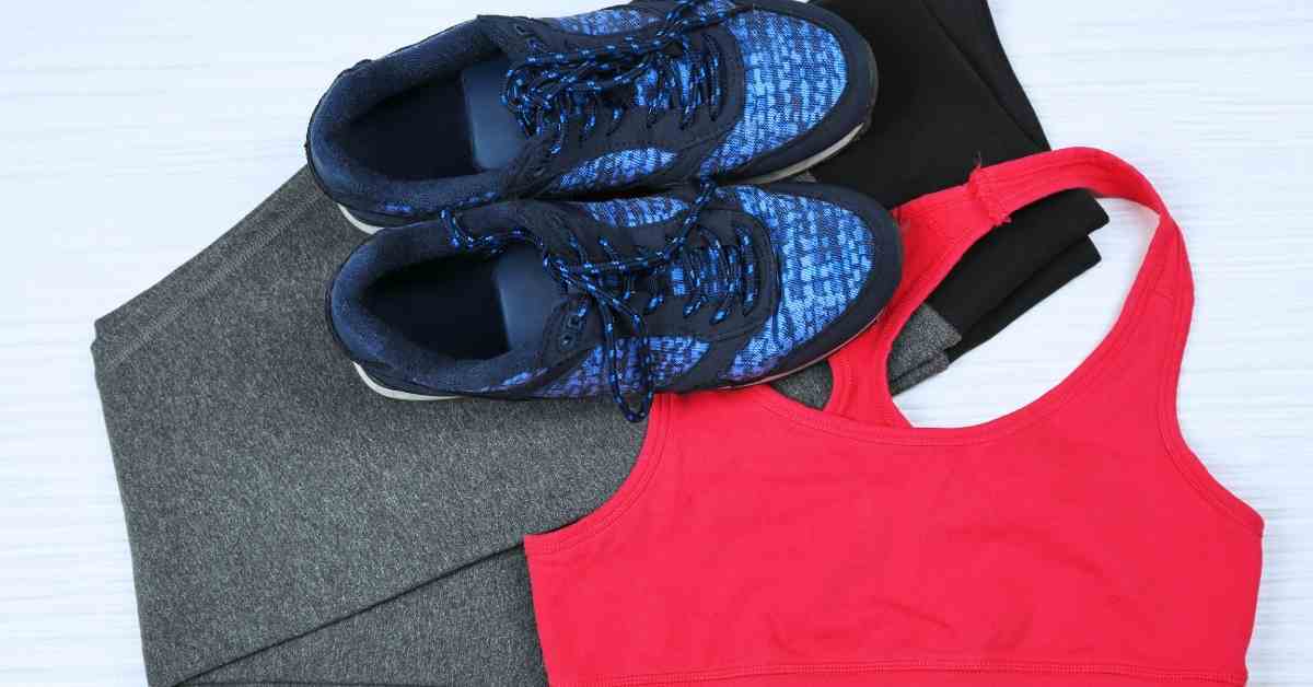tenue de sport femme complète avec chaussures fitness, legging et débardeur pour la salle de sport