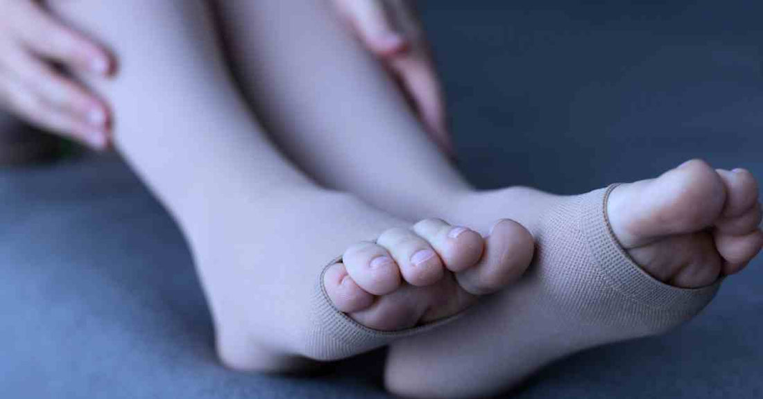 Bas de compression portés sur les pieds pour améliorer la circulation sanguine après le sport