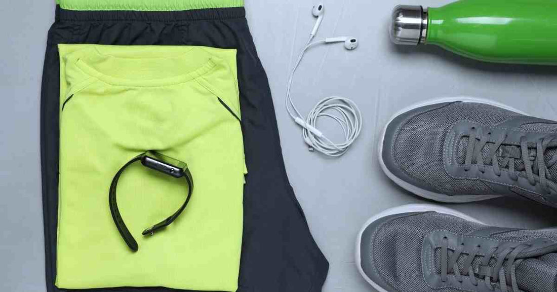 tenue de sport homme complète avec short respirant, chaussures de running, écouteurs et gourde pour entraînement fitness
