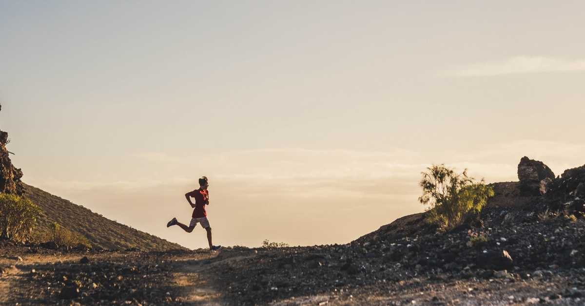 Comment courir sur terrain irrégulier : technique, appuis et erreurs à éviter