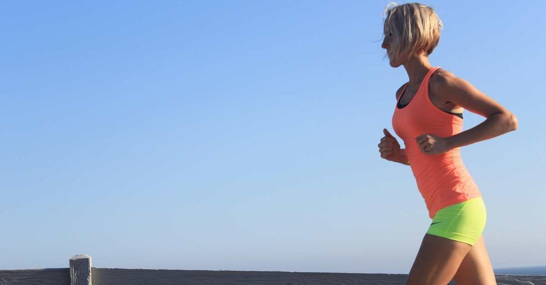 Débardeur ou t-shirt pour courir en été : lequel choisir pour performer ?