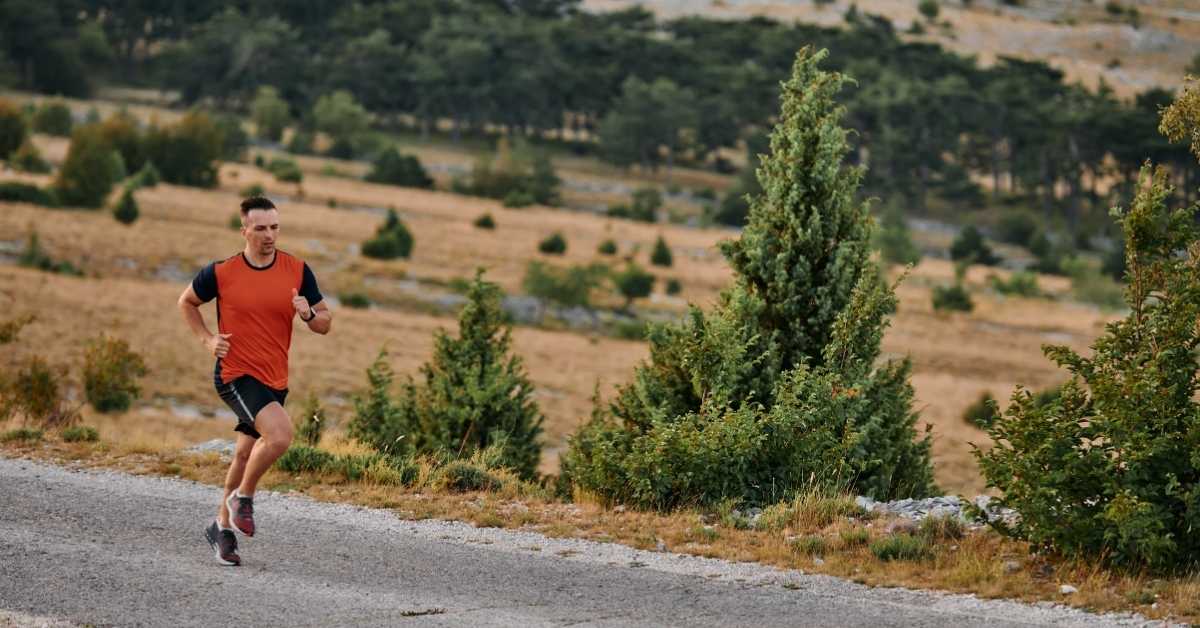 Courir sur terrain irrégulier : garder une foulée stable et fluide