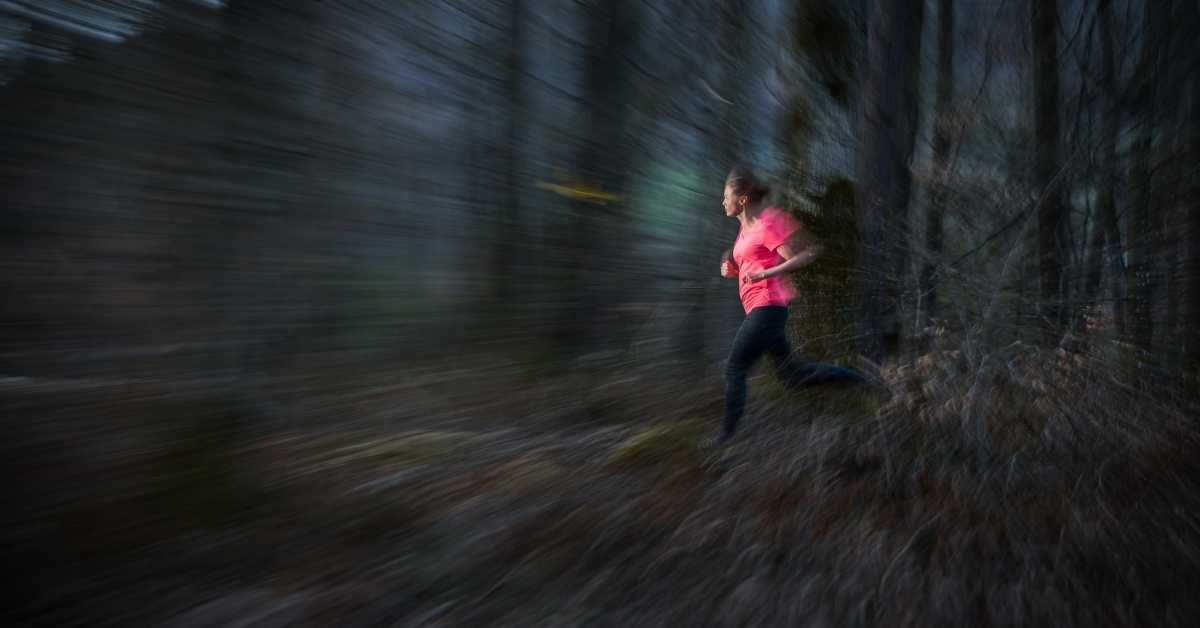 Comment courir sur terrain irrégulier sans tomber : technique trail et appuis