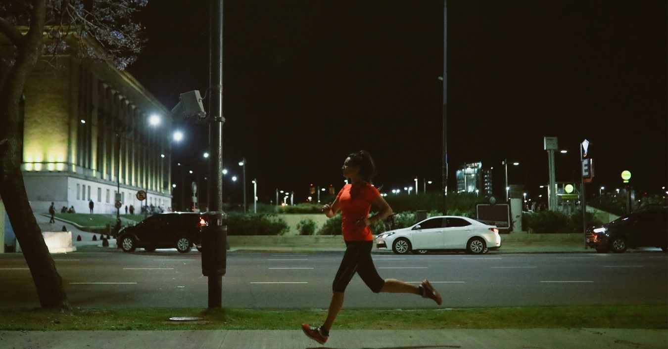 Courir le soir : impact réel sur le sommeil, le poids et la performance