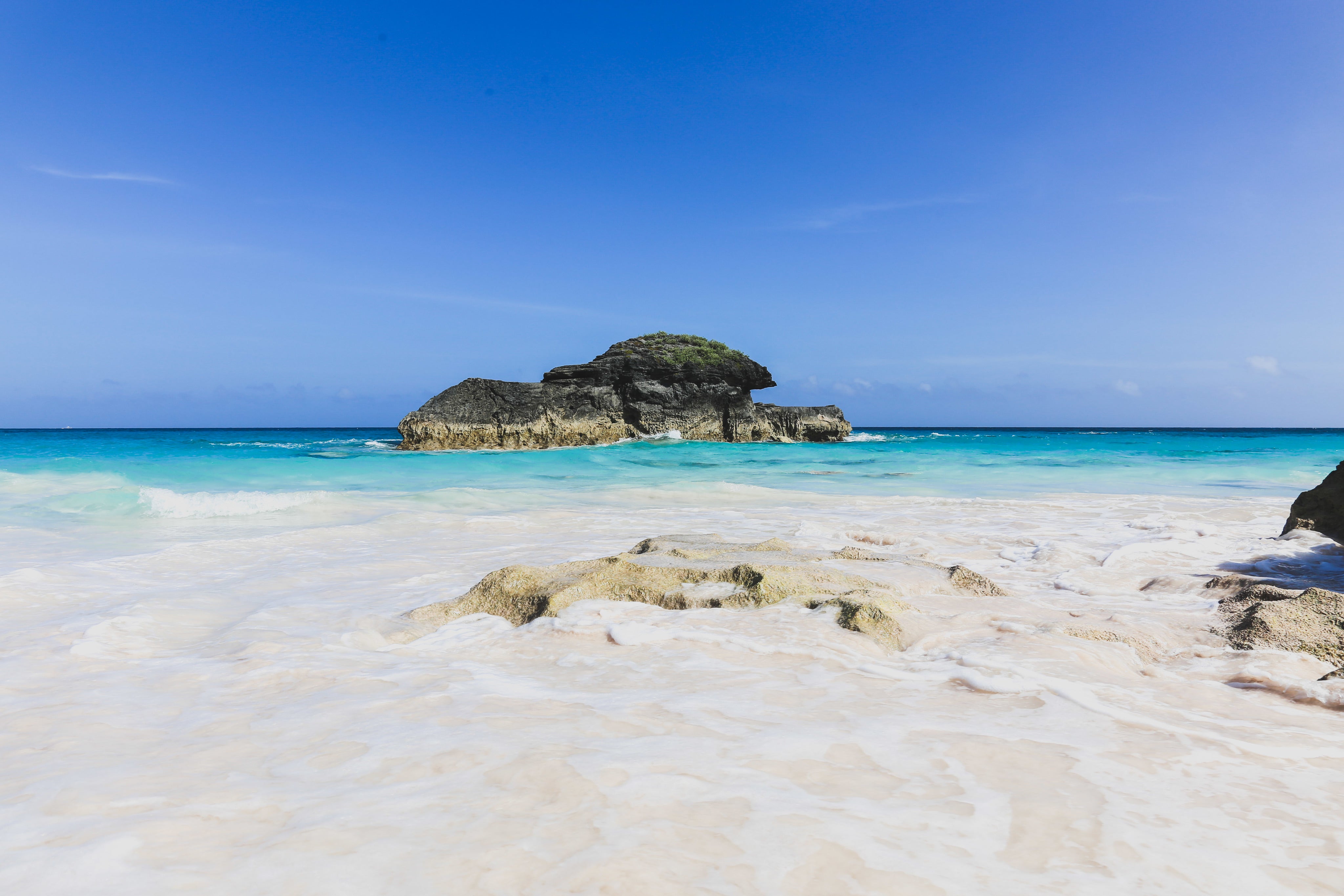 Île tropicale et plage paradisiaque dans les territoires d’Outre-mer.