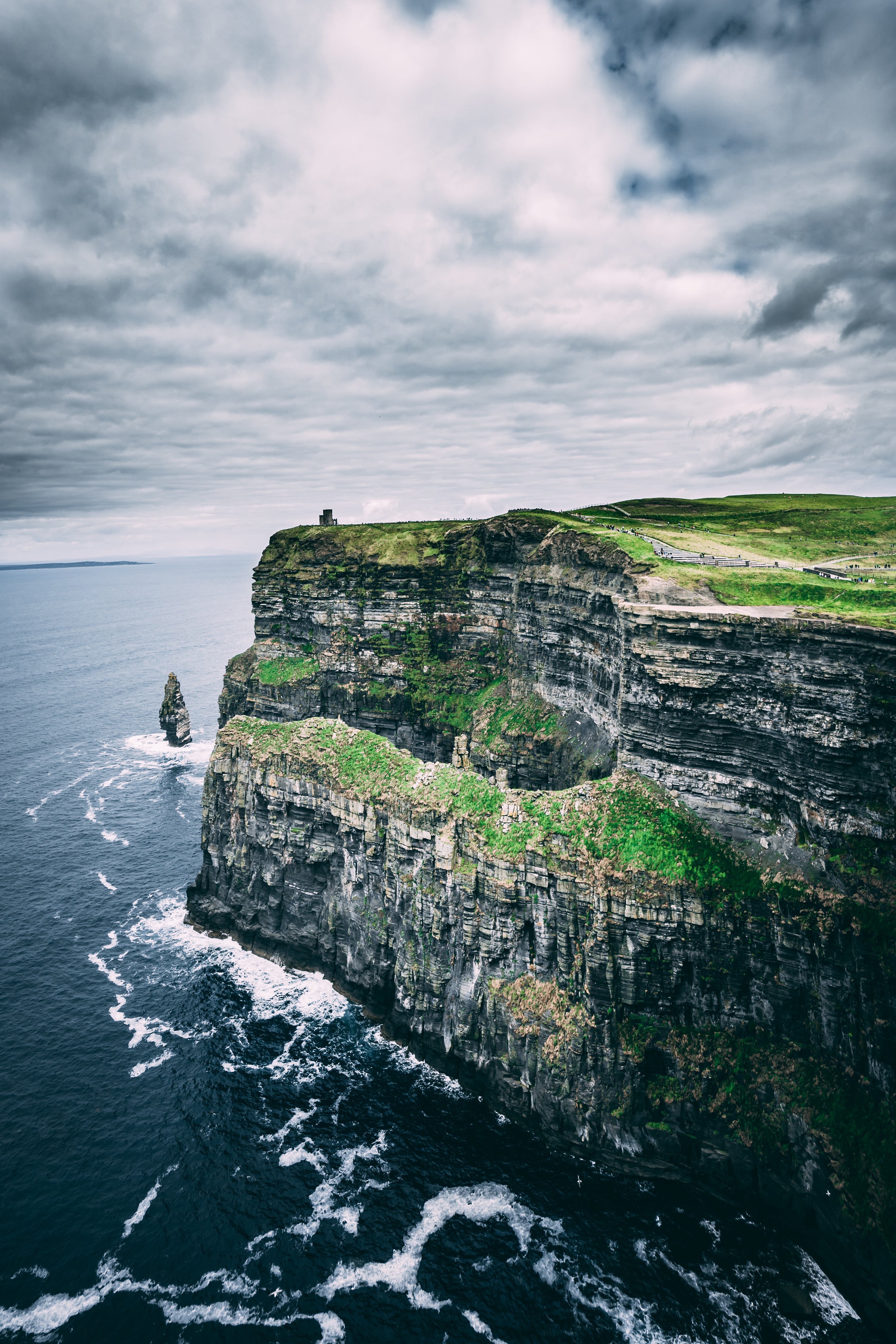 Falaises verdoyantes de Bretagne et Normandie dominant l’océan.