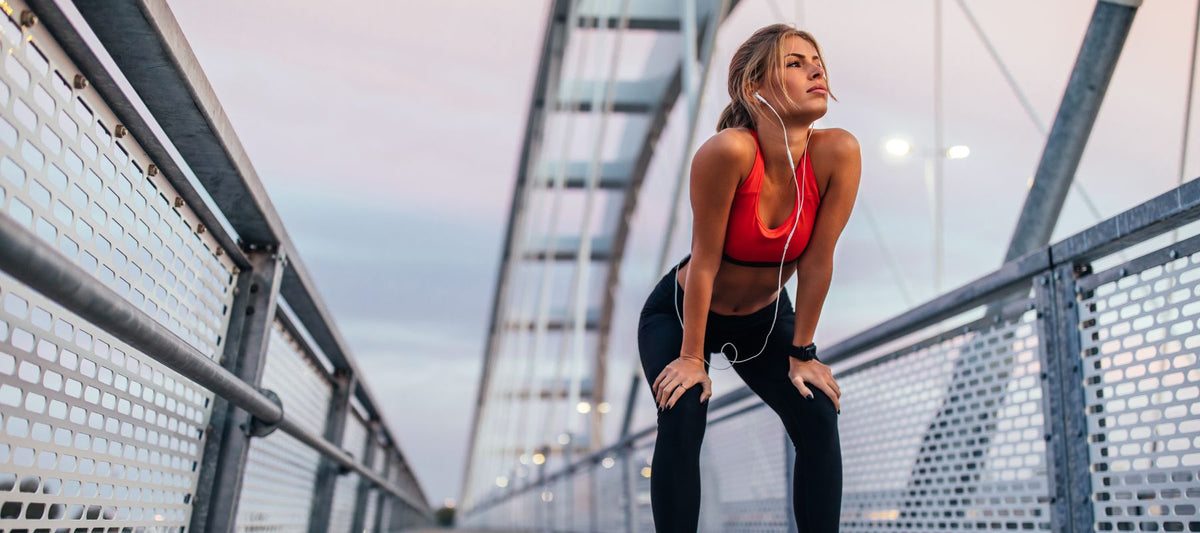 Femme faisant une pause après une séance de running – Saison Sport & Bien-être
