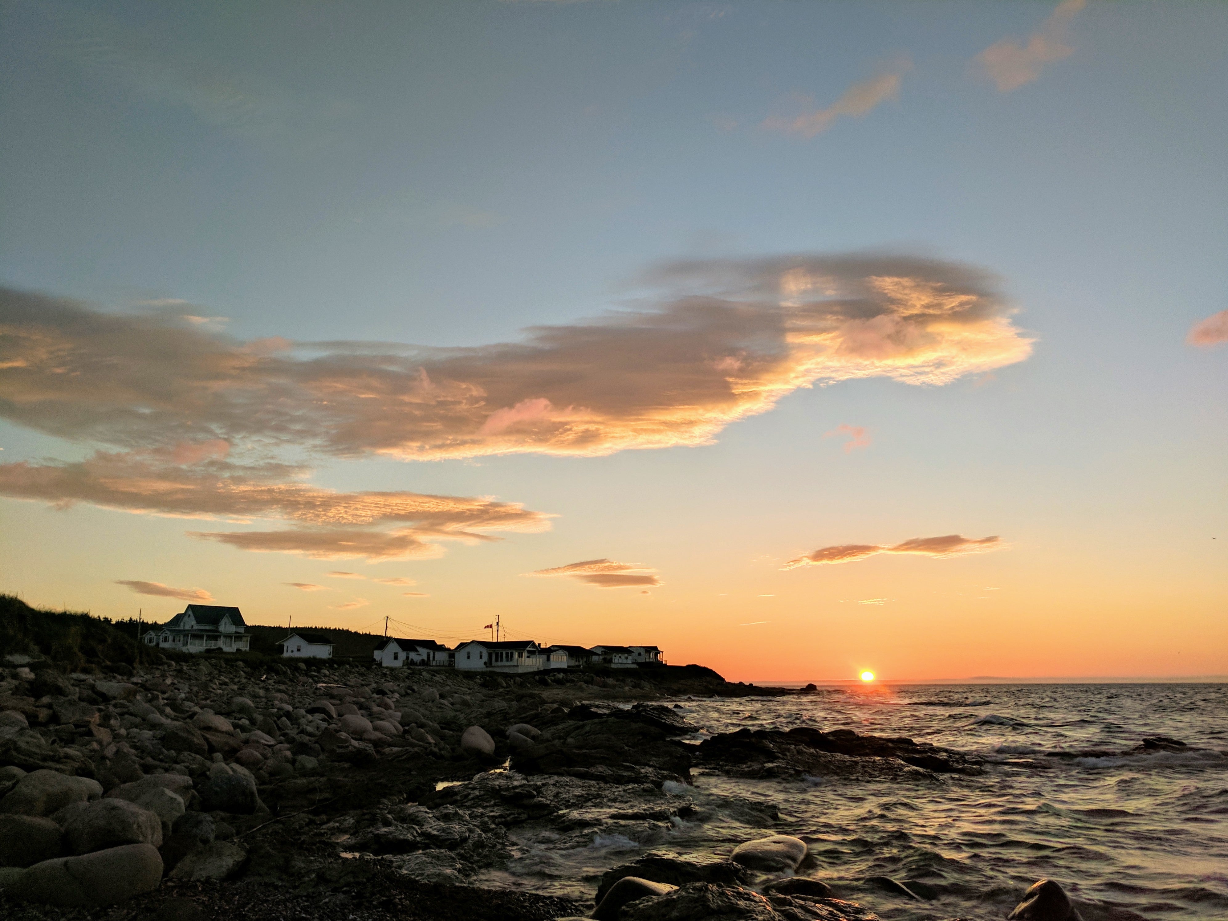 Ville côtière méditerranéenne au coucher du soleil dans le sud de la France.