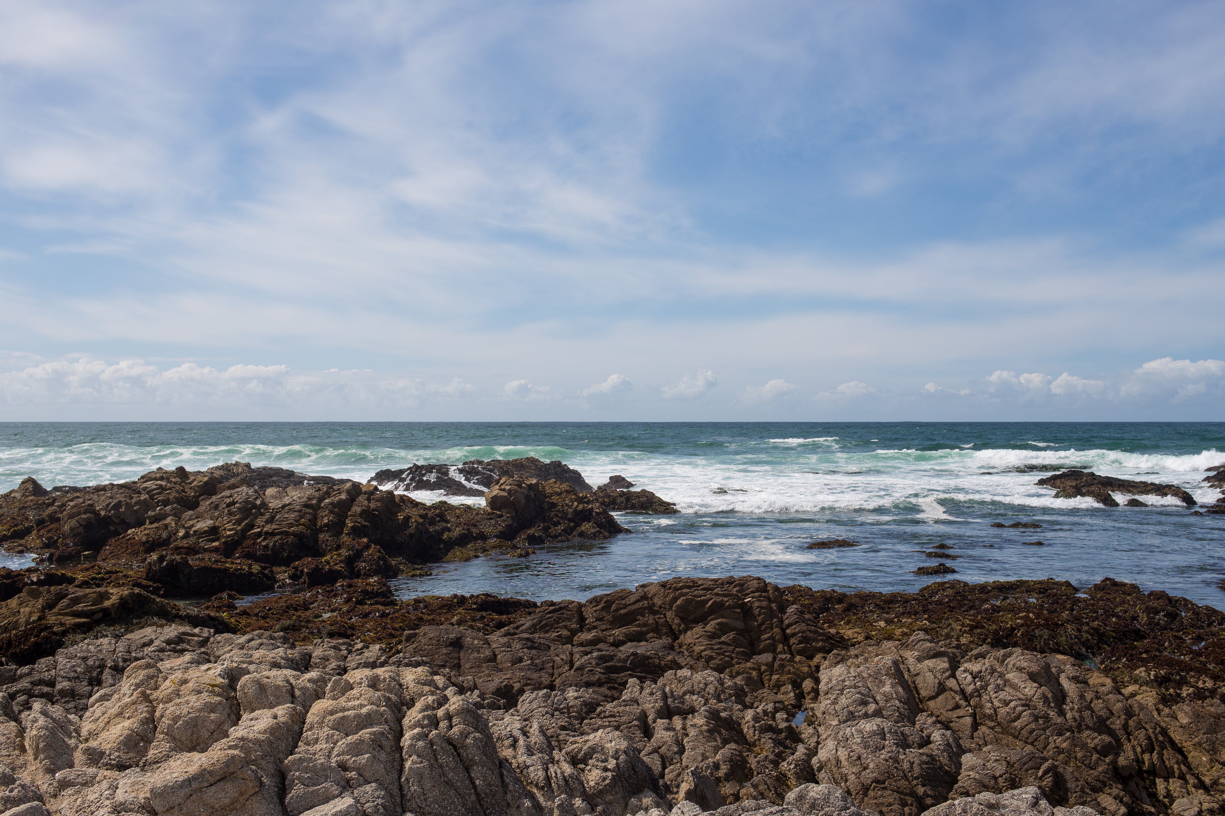 Côte rocheuse française bordée par les vagues de l’océan Atlantique.